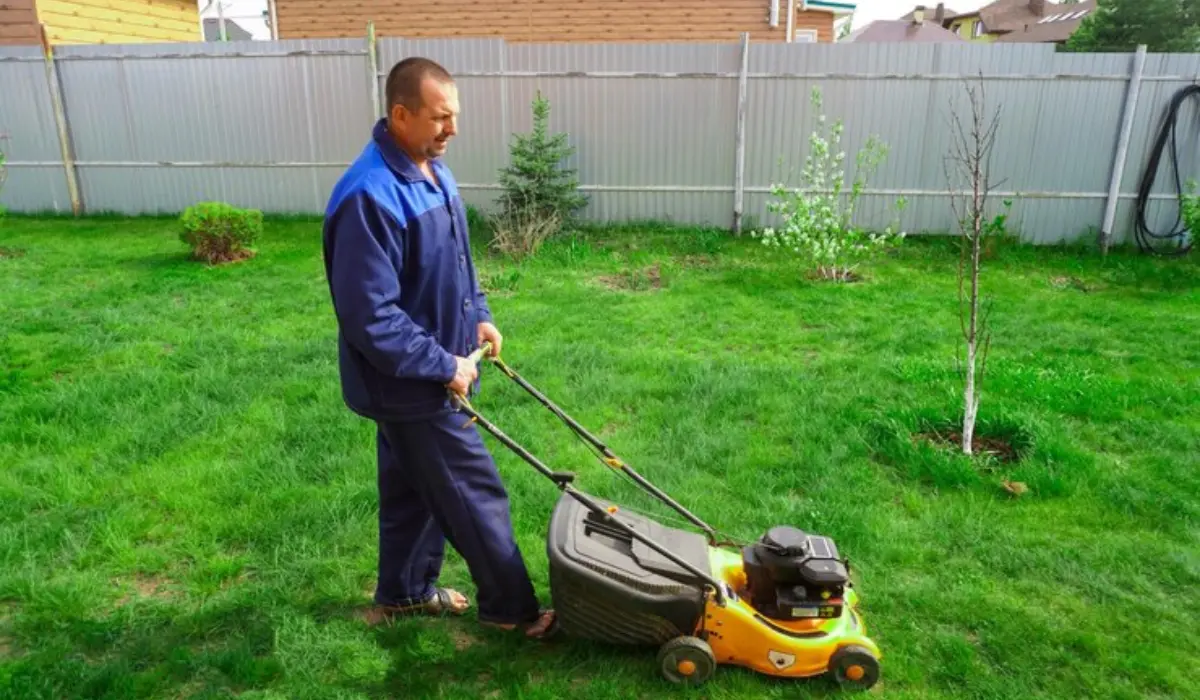 Robotplæneklipper i Varde - Smarte haver kræver smart teknologi